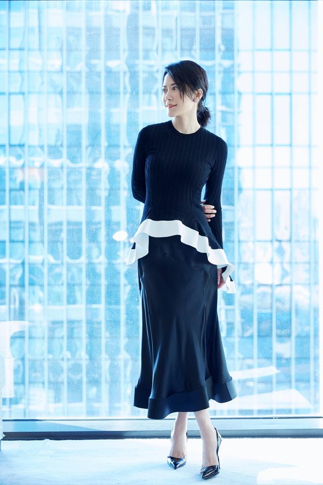 俞飞鸿又穿一身黑白配荷叶边针织衫搭配拼接长裙气质优雅又高级