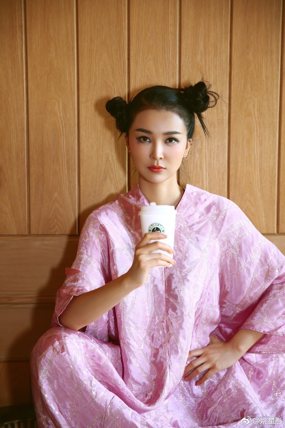 姚星彤丸子头卖萌,是性感小仙女没错啦