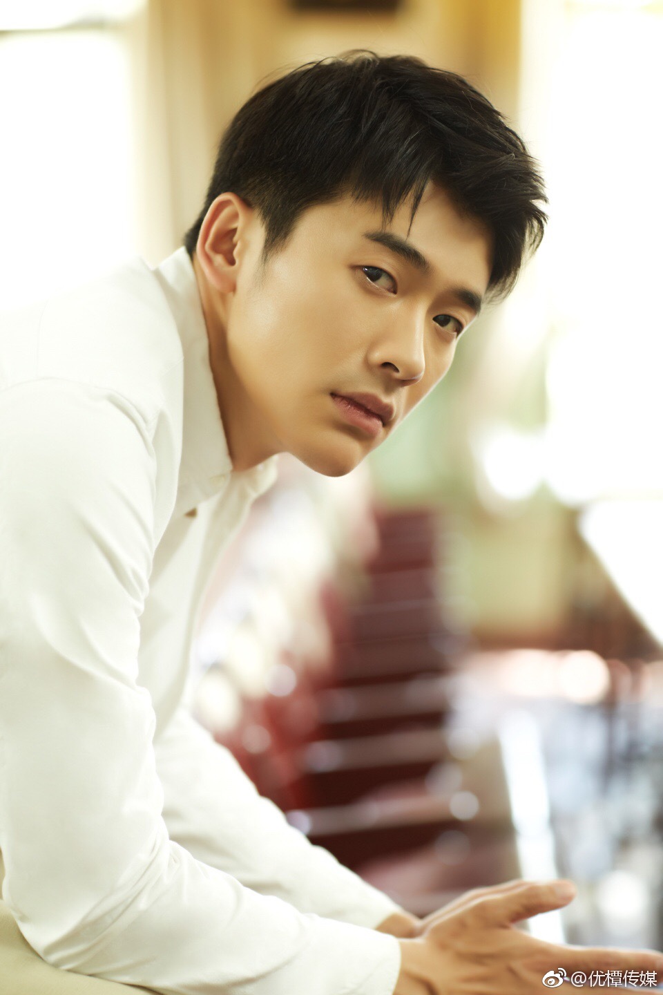 靳锦新写真露"月牙笑" 酒窝暖男魅力全开