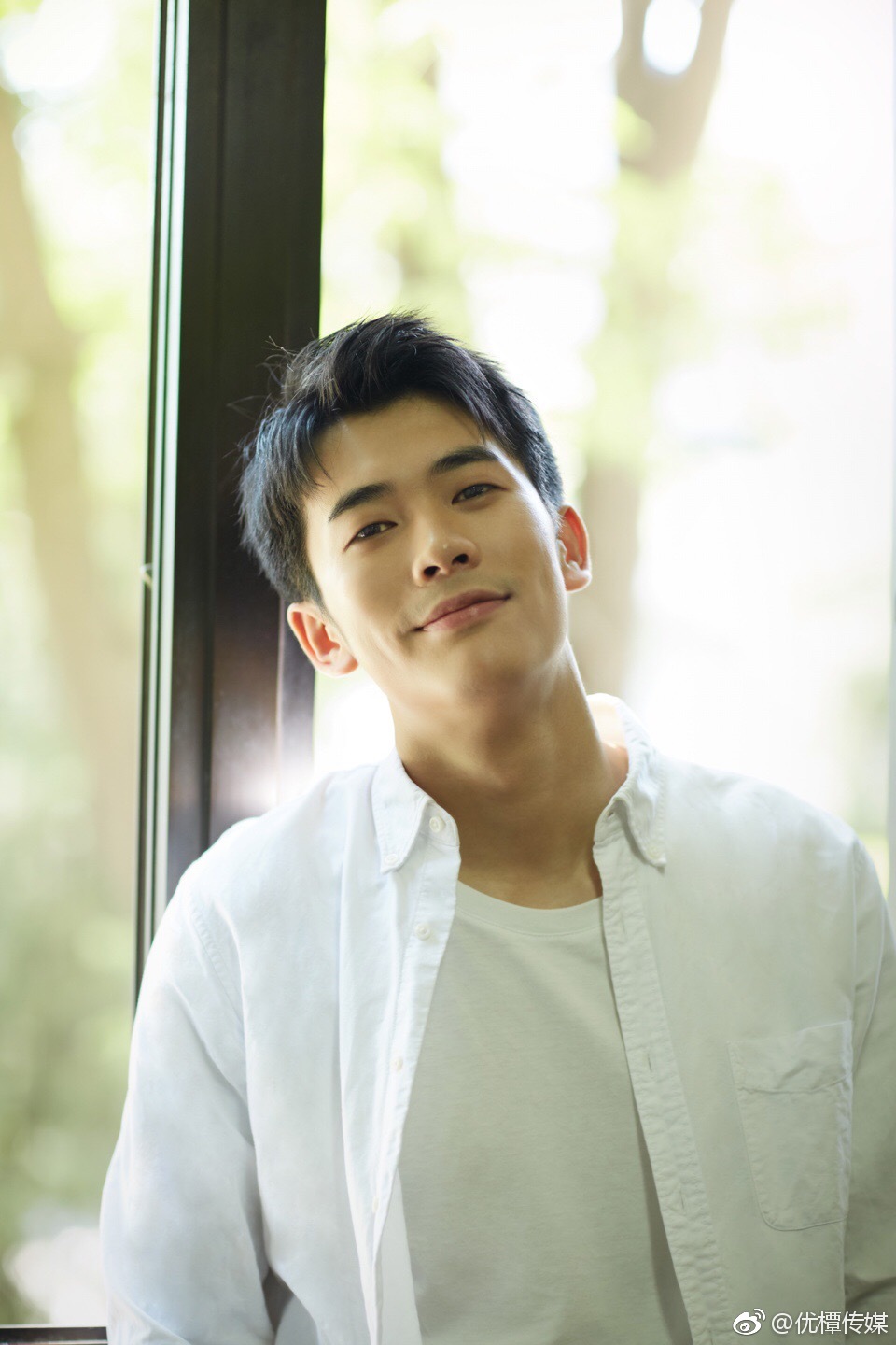 靳锦新写真露"月牙笑" 酒窝暖男魅力全开