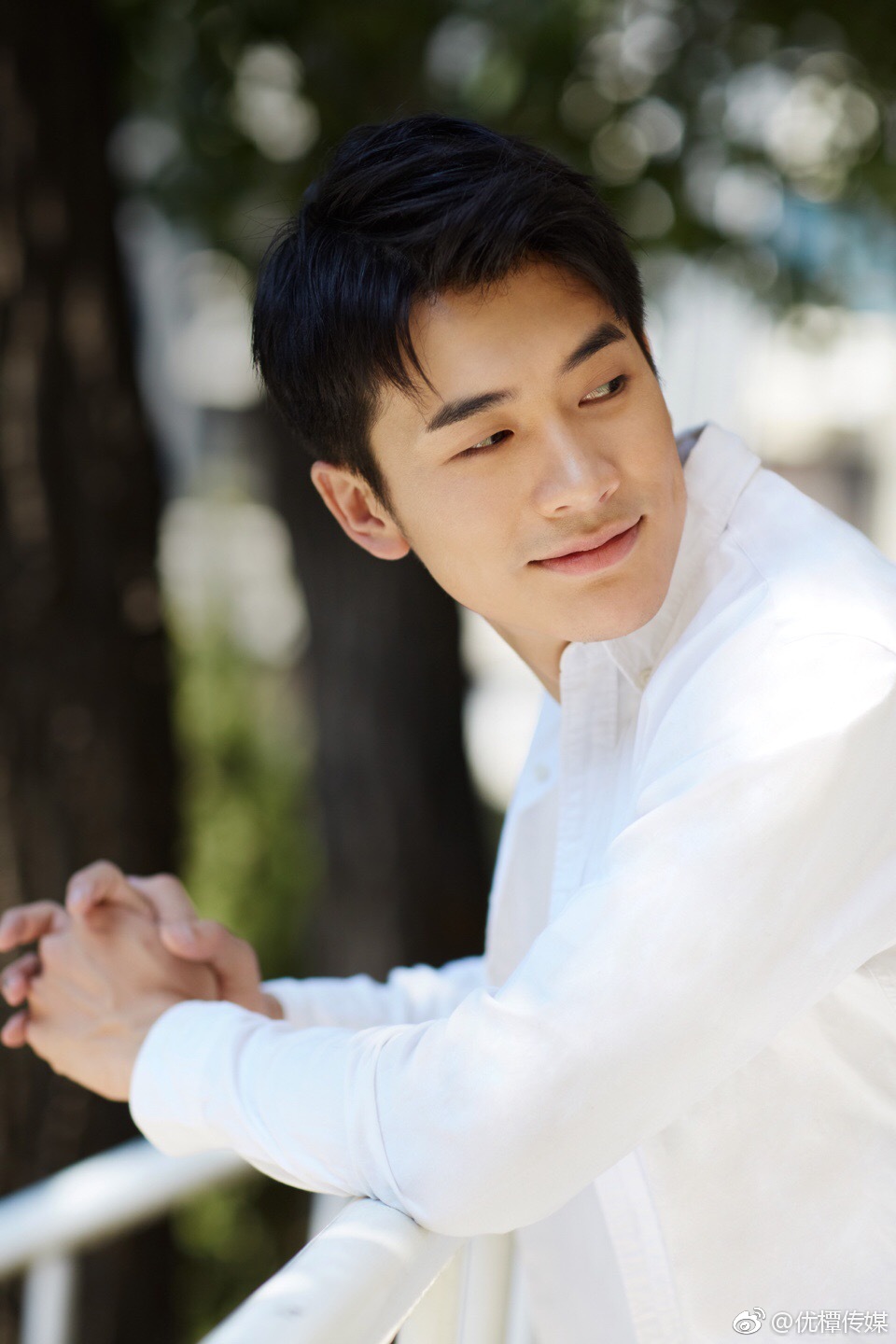 靳锦新写真露"月牙笑" 酒窝暖男魅力全开