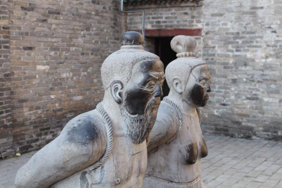 秦桧跪了岳飞近900年,是否该站起来了?双方后代又掐起来了?