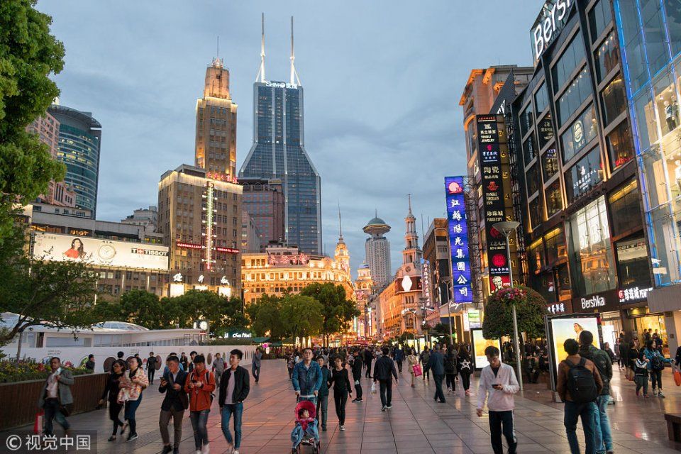 上海南京东路步行街游人如织 "中华商业第一街"霓虹璀璨!