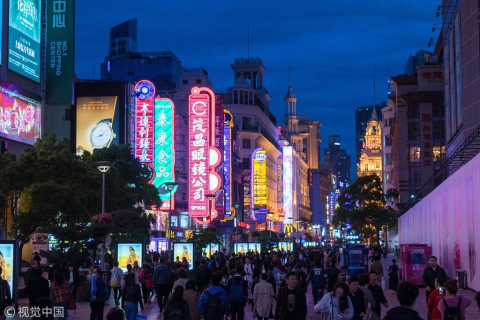 上海南京东路步行街游人如织 "中华商业第一街"霓虹璀璨!