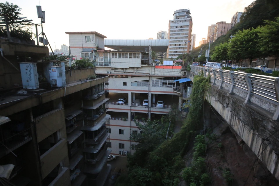 "网红"城市重庆又魔幻了!屋顶上是加油站