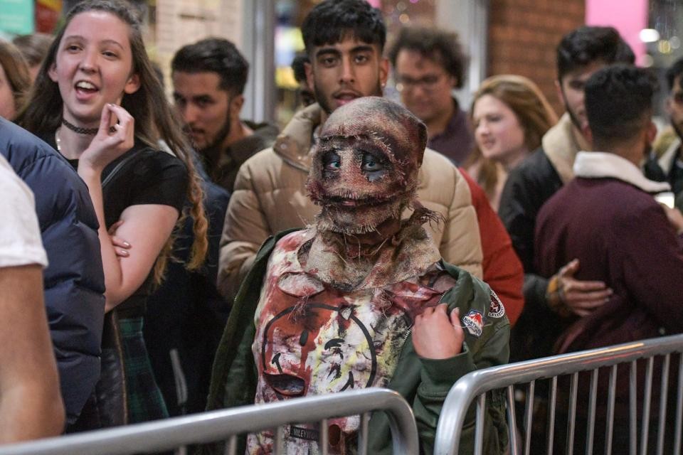 英国街头"鬼魂"出没,万圣节狂欢提前开始!