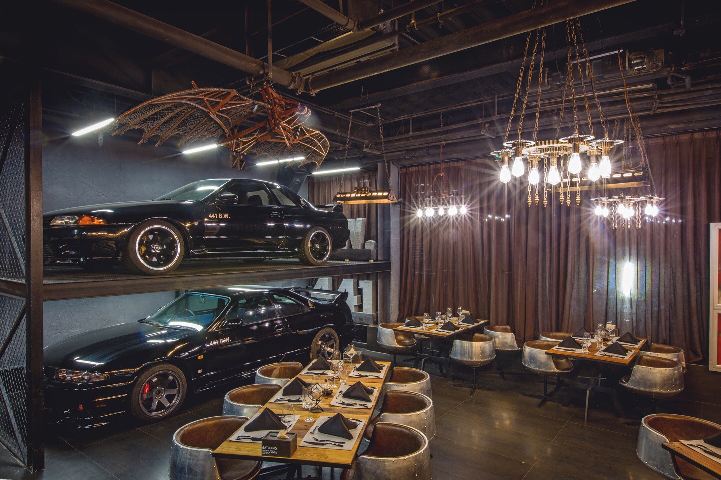 自家弟弟开的性能车&机车的主题西餐厅-新浪汽车