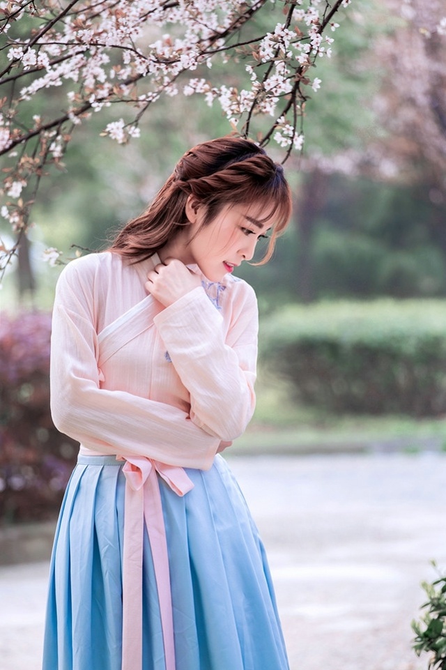 花树下的汉服美女清纯靓丽如花似玉写真集 @微相册 @微博摄