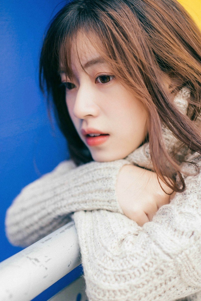 大眼美少女高领毛衣显温柔与知性露纯美笑脸写真集 @微相册