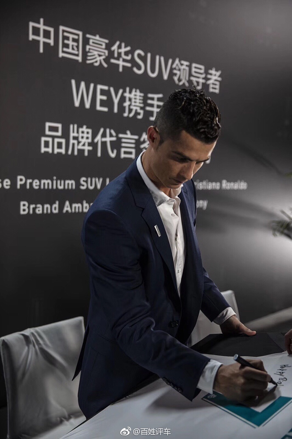 这就比较厉害了,国际足球巨星c罗为中国豪华suv领导者wey品牌代言