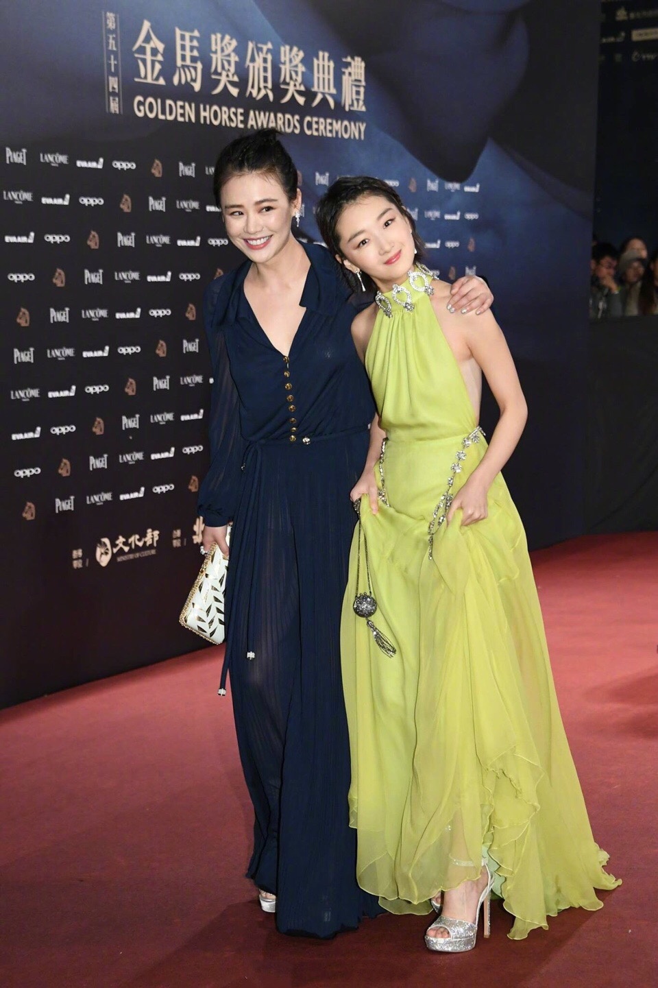 周冬雨马思纯第54届台湾电影金马奖颁奖典礼红毯两人开心大笑