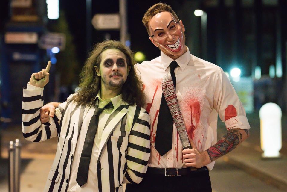 英国街头"鬼魂"出没,万圣节狂欢提前开始!