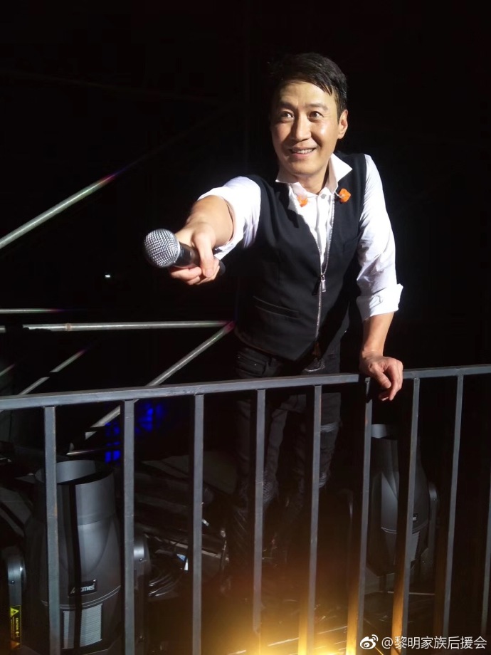 黎明首晒女儿照片,胖嘟嘟表情严肃,七字提前堵住想说孩子丑的嘴