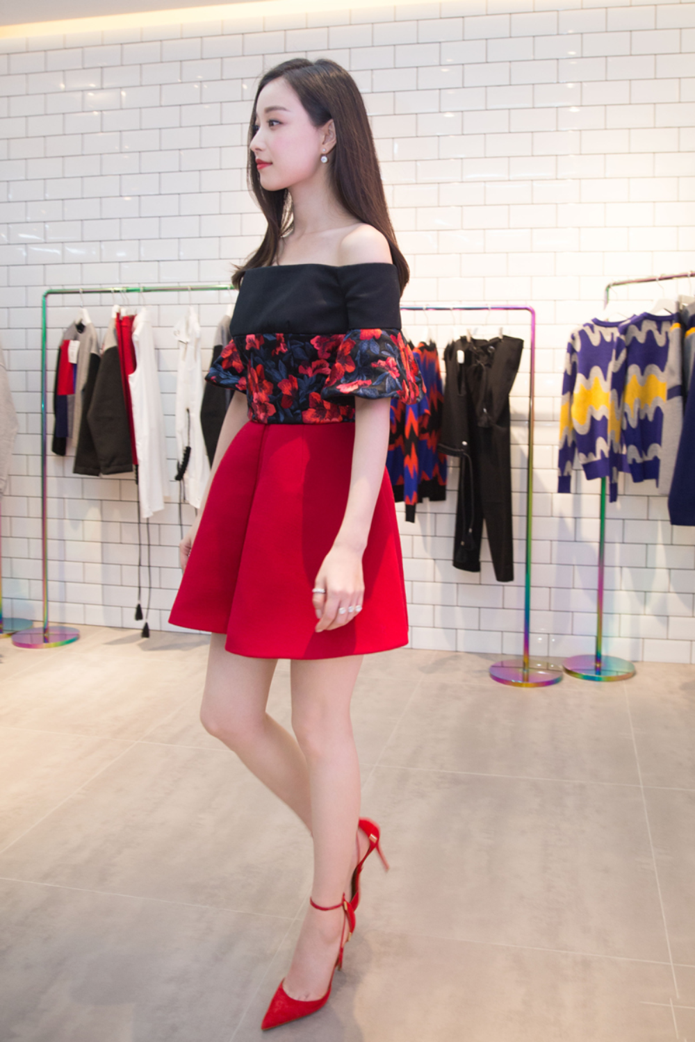 倪妮这身材是标准的衣架子真美,喜欢她吗?