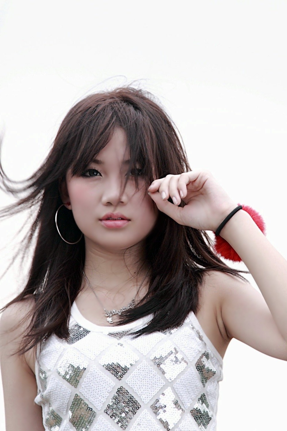 阳光下一个眉清目秀的清新美丽女孩