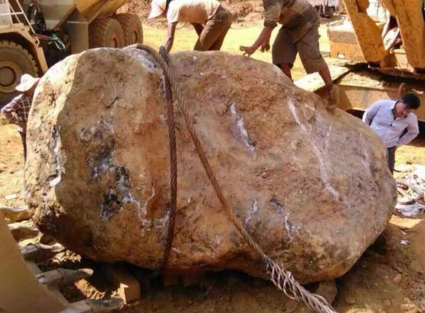 精美翡翠玉器背后,包含着血与泪,缅甸翡翠玉石矿场的真实写照!