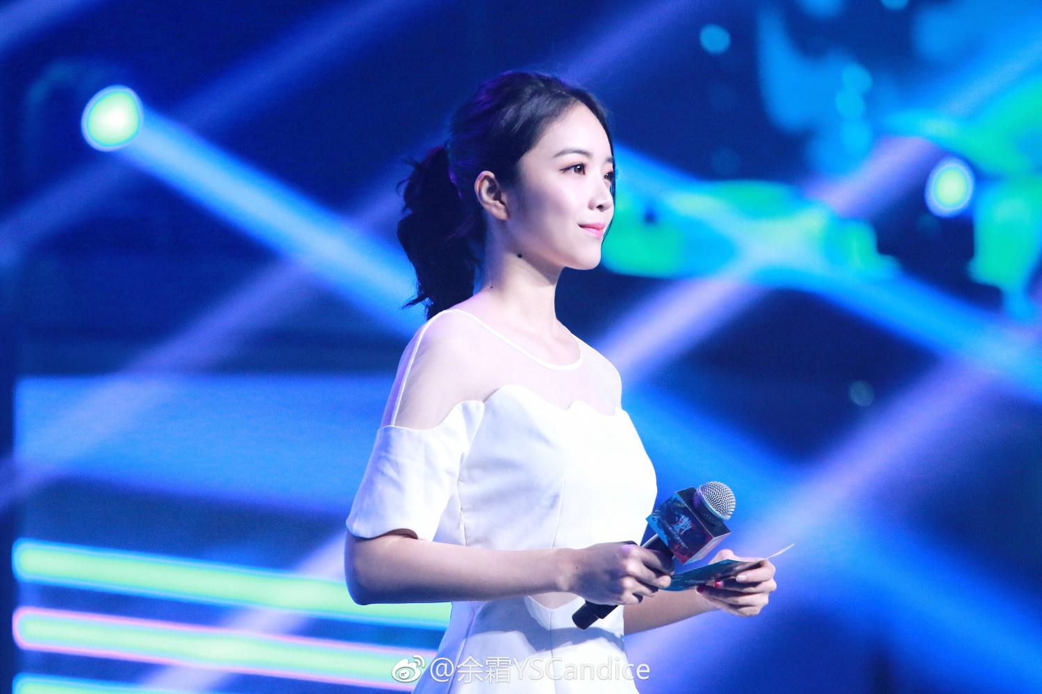 余霜和管泽元花式秀恩爱 网友: 这波"狗粮"咽不下去