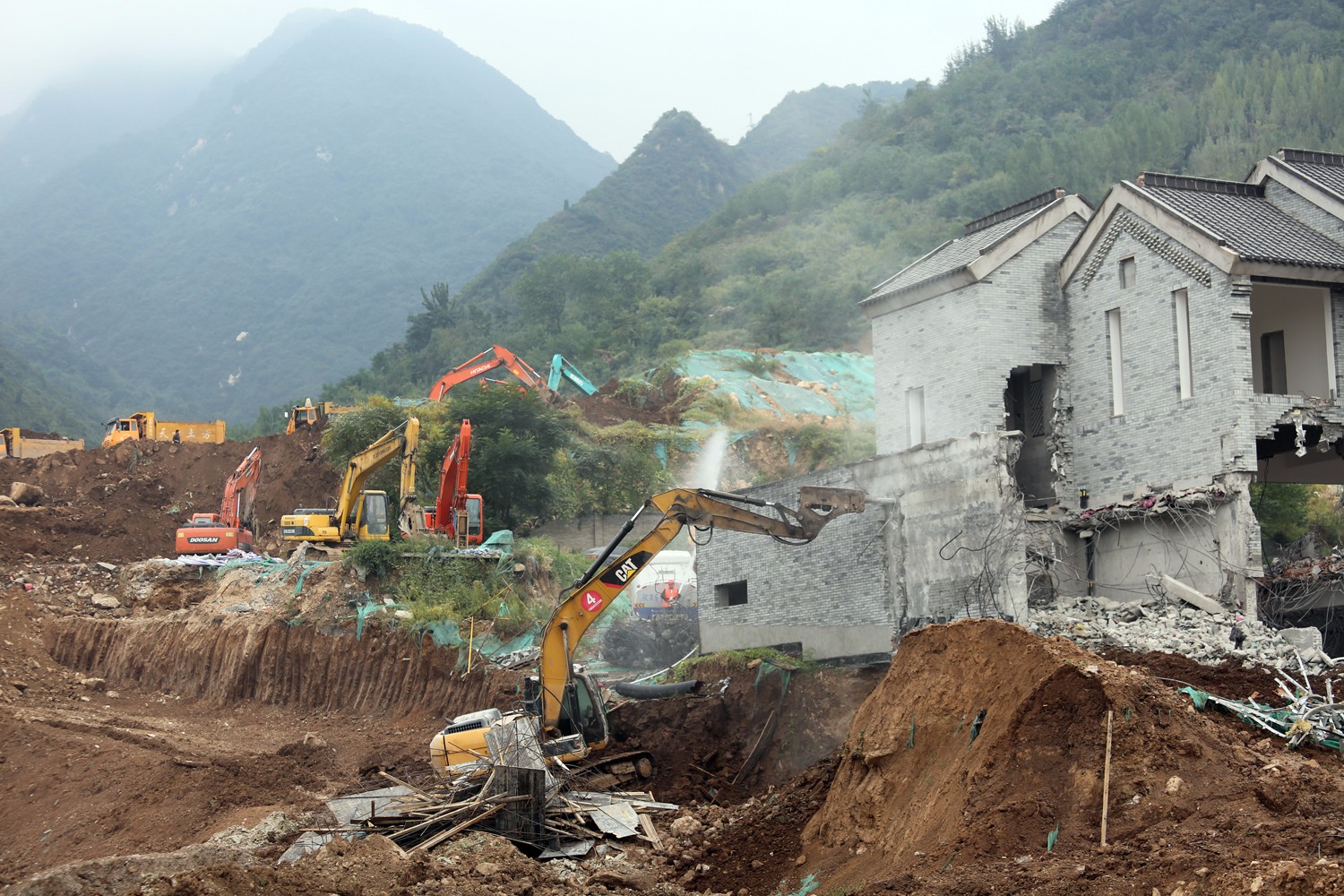 秦岭鄠邑境内拆除违建近30万平，预计月底完成复绿|机械|拆除违建|违建别墅_新浪新闻