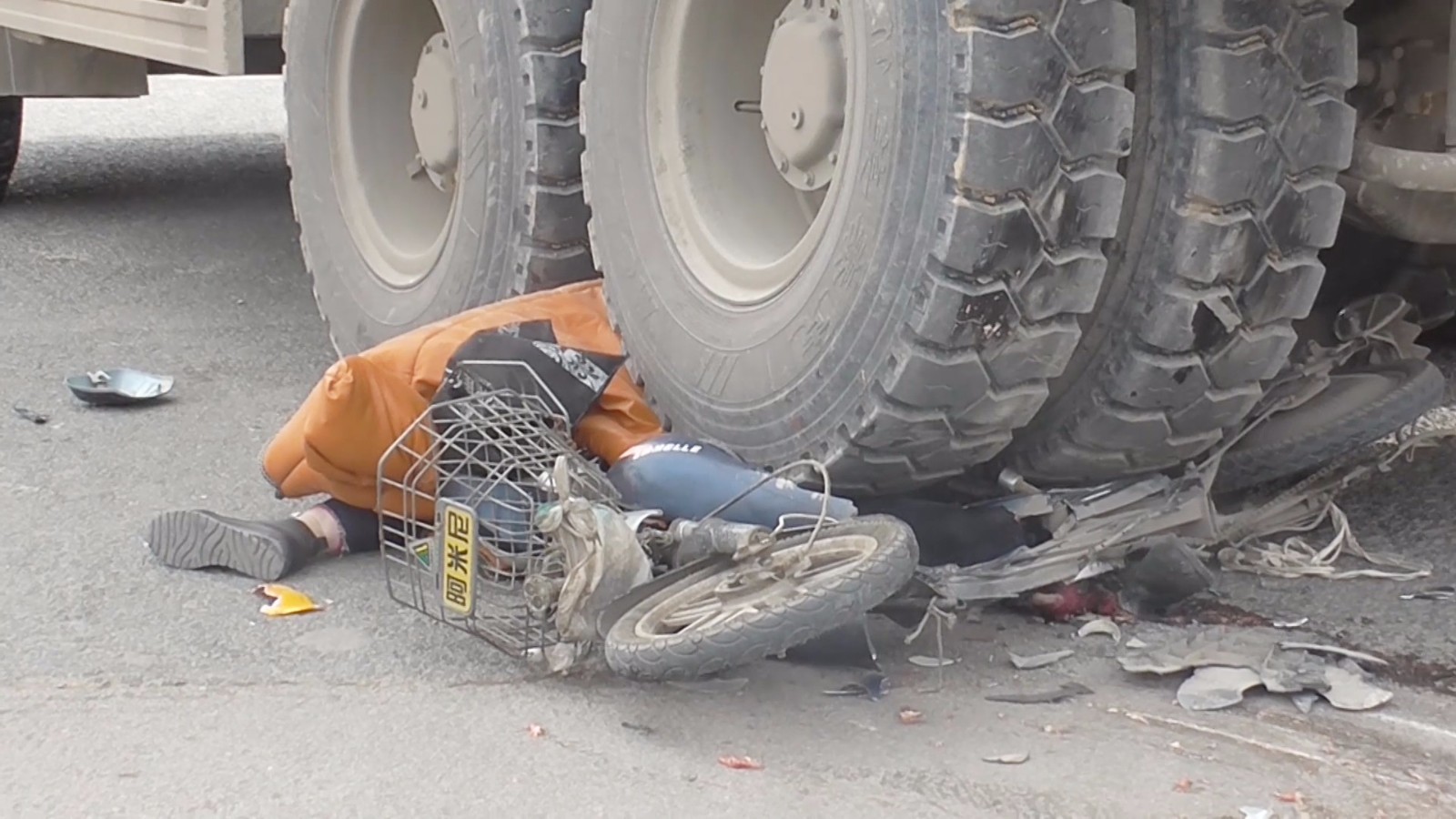 济南:大货车掉头女子被车轮卷入盲区 不幸遭碾压