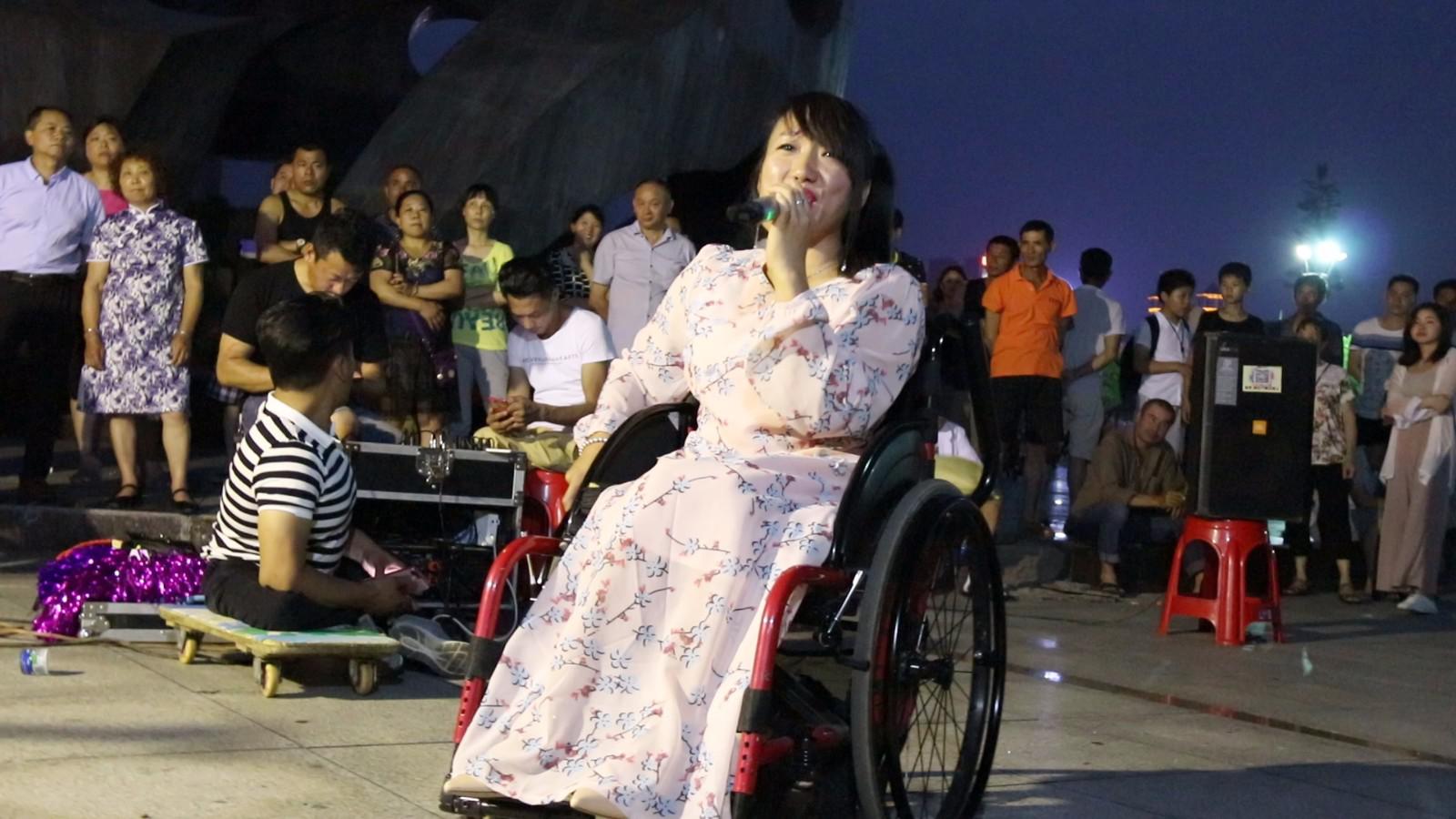 残疾人美姐翻唱《迷茫的爱》唱进了多少人的心里!