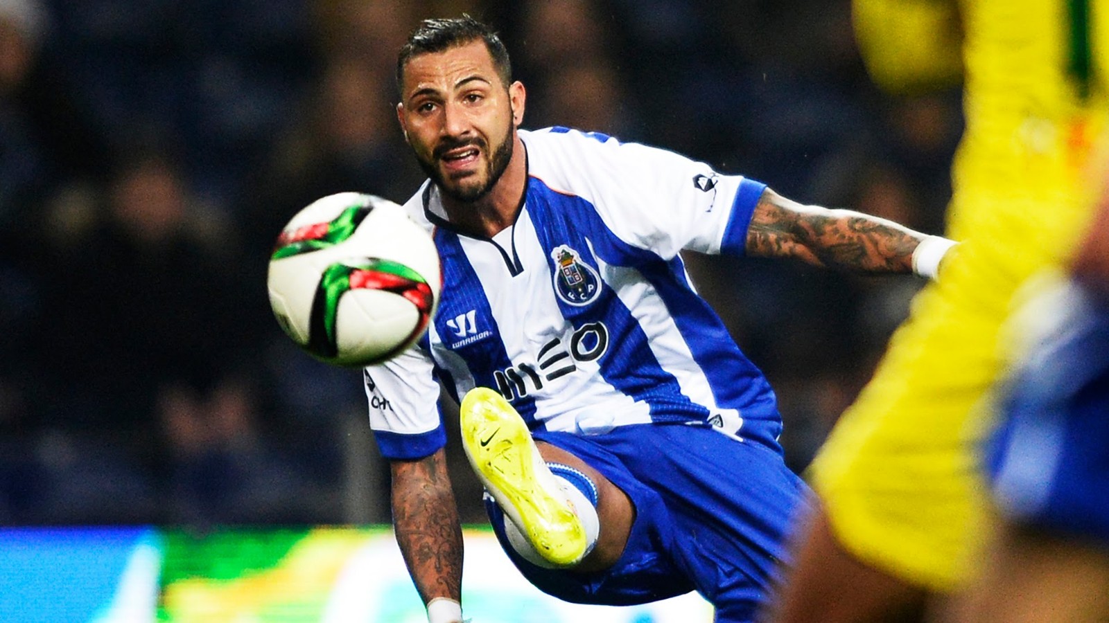 因右脚天生畸形,让他练就独门绝技|绝技|脚背|夸雷斯马_新浪新闻