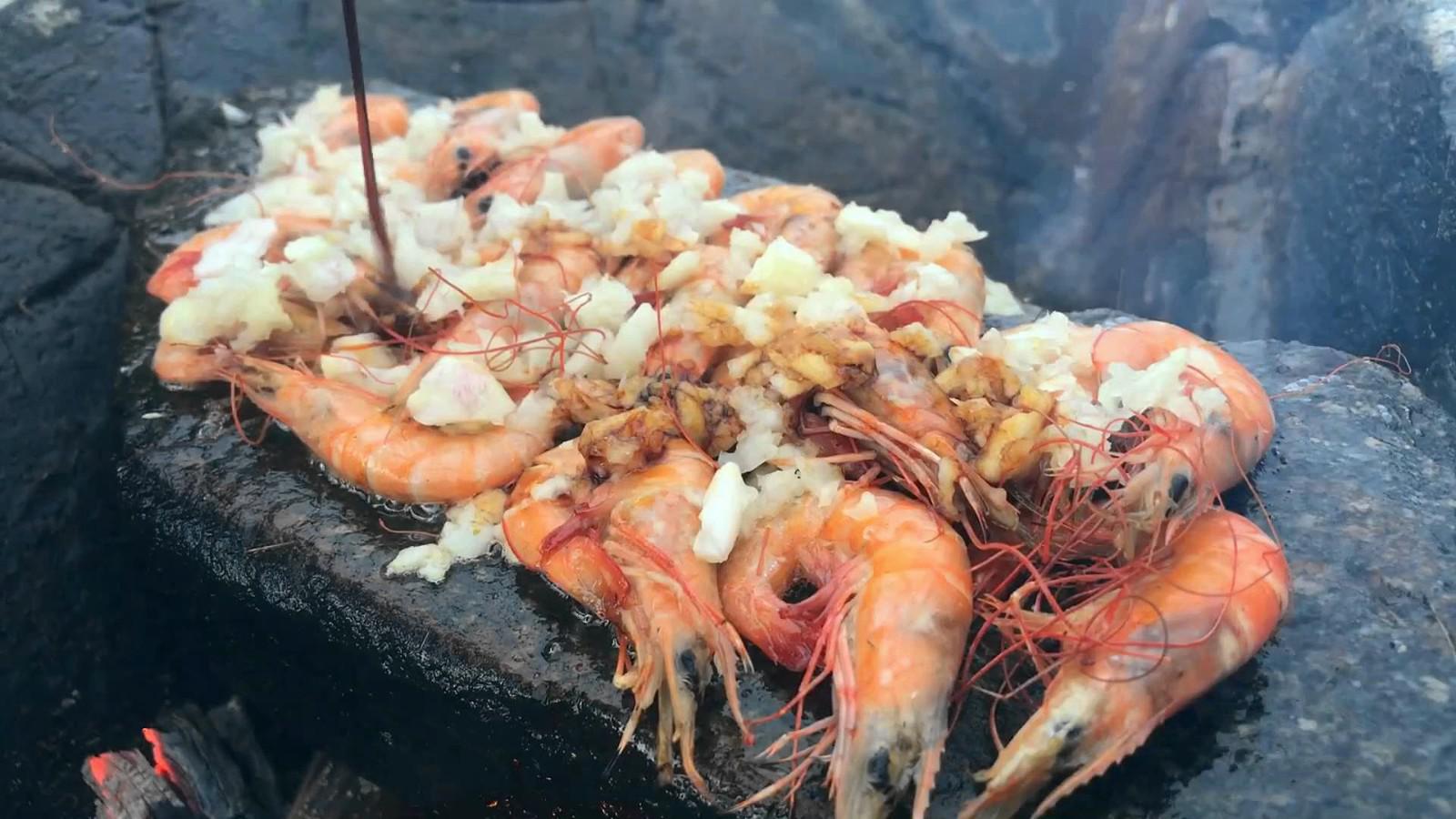 石板蒜蓉大虾在海边吃海鲜才是原汁原味边钓鱼边吃虾太爽了