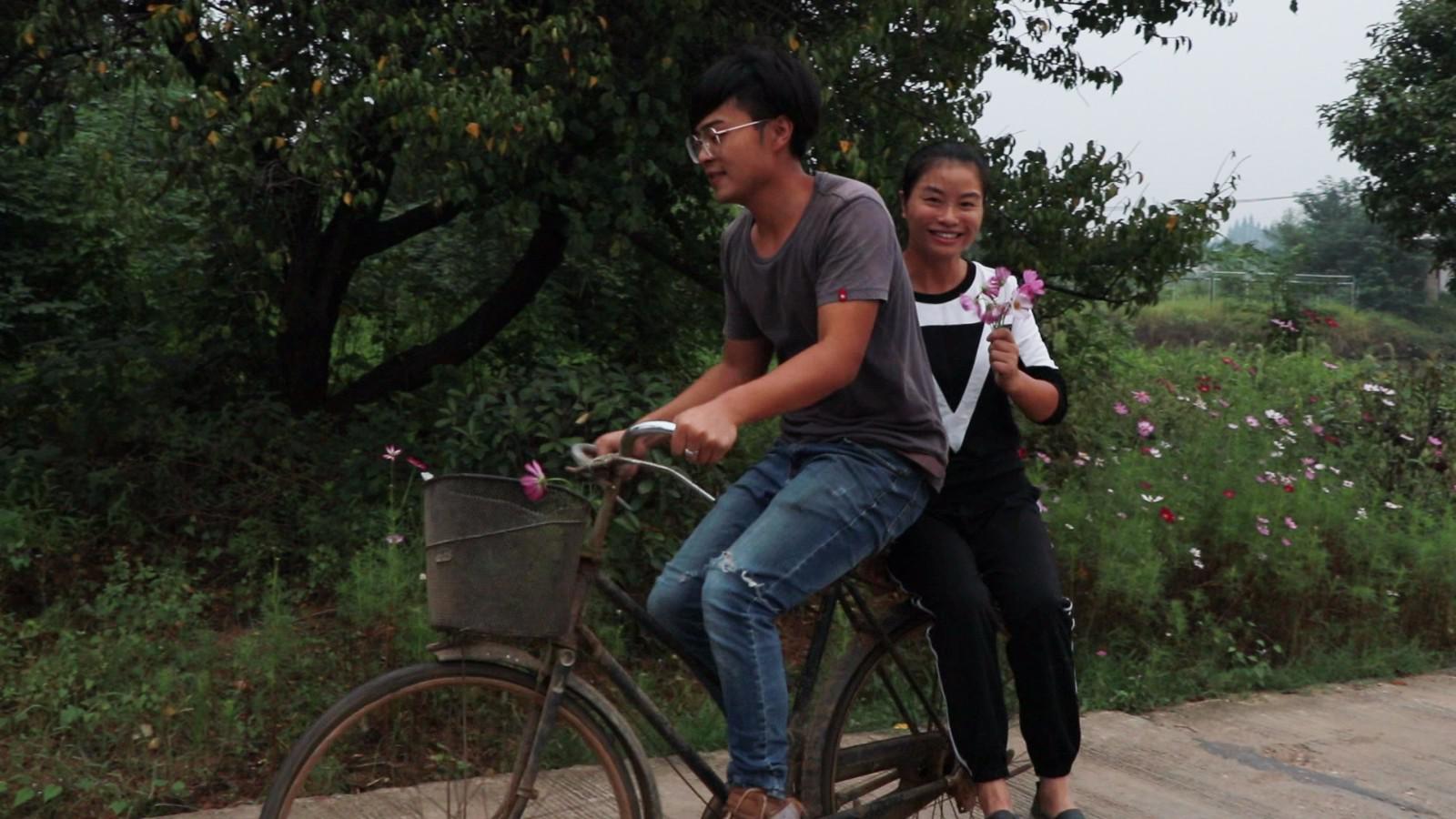 姐弟俩太搞笑了,妹子忍不住唱响《二百五学车》,农村都是人才啊