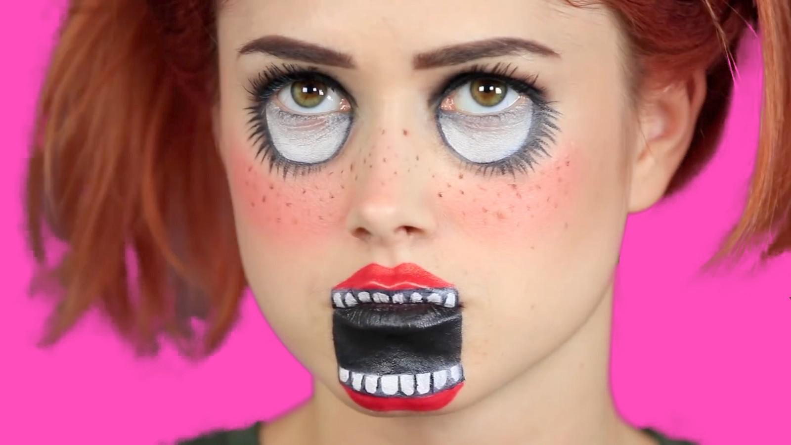 小伙自动扶梯上摸陌生人手恶作剧,妹子:你的身材棒极了