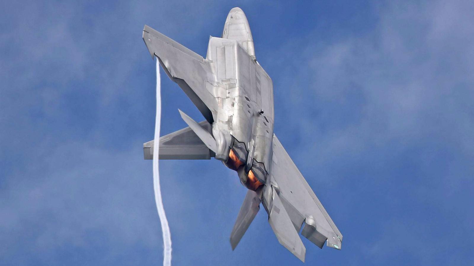 垂直拉升过程中360度旋转,美军f22战斗机空中展示完美性能!