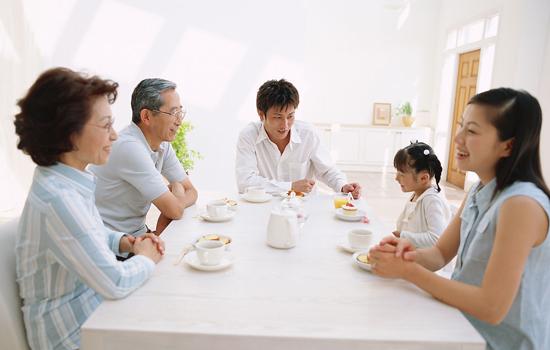 如果有了孩子,一家几口人,在一起,围着桌子吃饭,聊天,是开心的事情,真