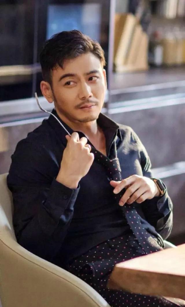 凌乱的发型加上耳钉的结合,是不是感觉有点贱贱的感觉呢.