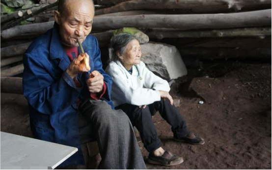 夫妻躲进山洞56年,过着原始人的生活,他们生了4个儿子
