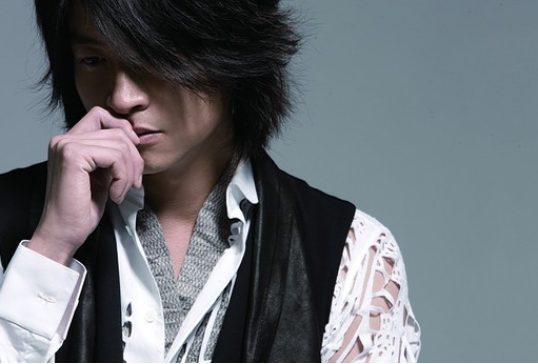 "天空啊下着沙,也在笑我太傻.