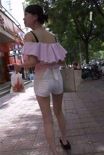 街拍: a4腰筷子腿这样的黄花大闺女走在街头美如靓丽风景线