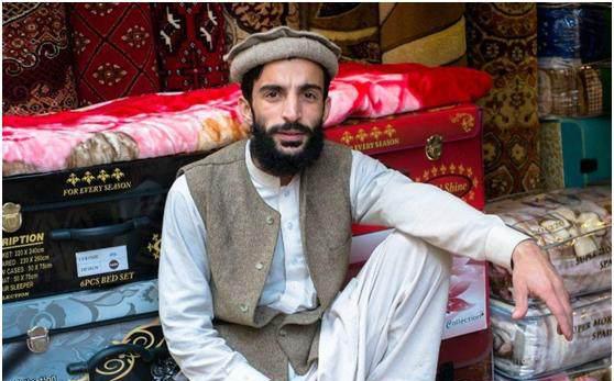 中国游客到巴基斯坦旅游,吃完饭付款时,老板说的话让他愣了