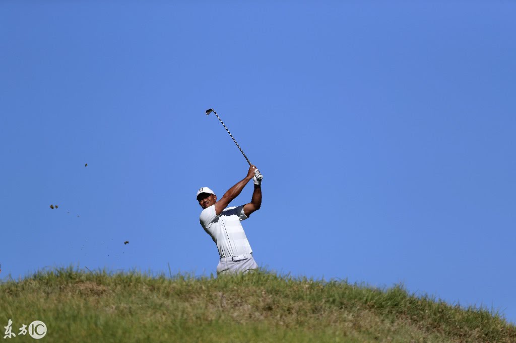 2月16日洛杉矶高尔夫球公开赛,老虎伍兹挥杆精彩画面集锦