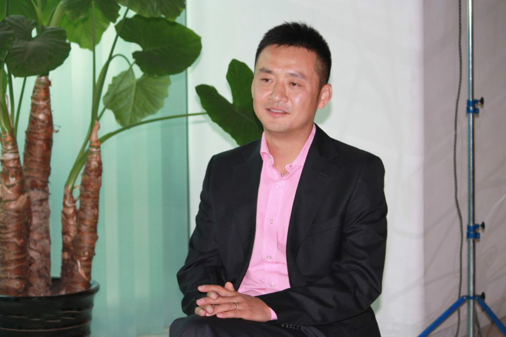 他拍戏穿内增高为做演员和父亲闹掰却因妻子反对退出演艺圈