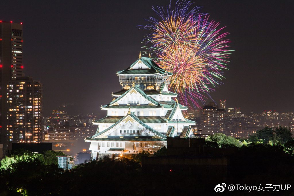 日本三大祭之一天神祭(大阪)的最后一日是为夜空点彩的"天神祭奉纳烟