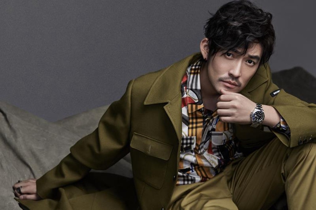 张博军衣大片亮相 眼含泪水深藏故事