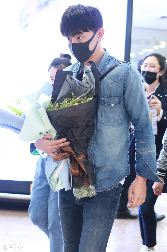 邓伦口罩遮面穿牛仔套装现身机场,手捧两束鲜花帅气十足!
