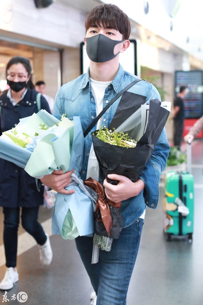 邓伦口罩遮面穿牛仔套装现身机场,手捧两束鲜花帅气十足!