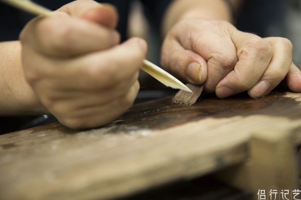 在安徽屯溪老街,有一家不起眼的笔庄,还保持着传统的笔庄前店后坊的