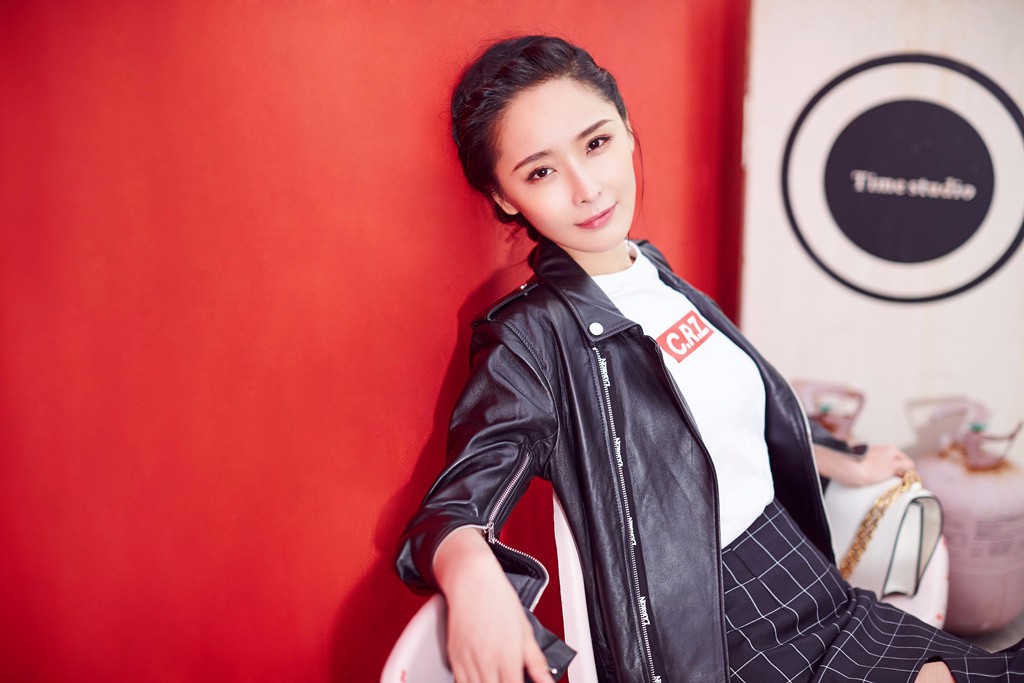 李曼cool girl写真曝光展"长腿杀" 攻气十足撩力全开