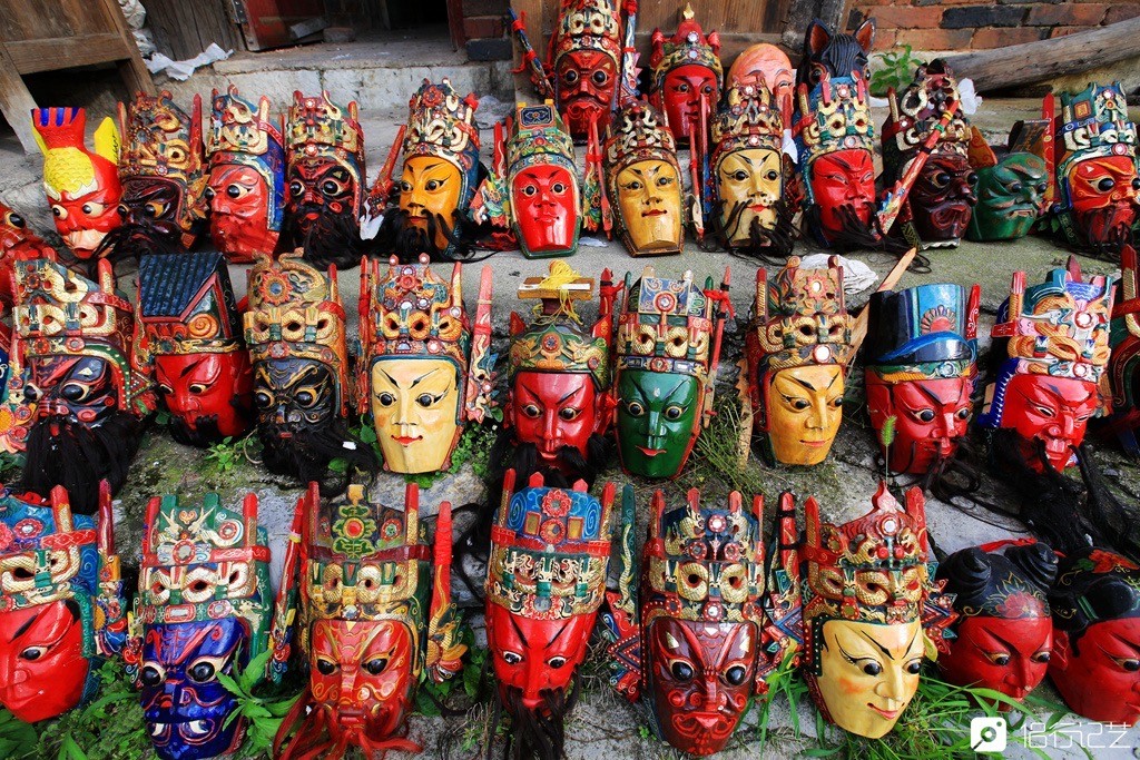 贵州山村女人穿明朝服装男人专门雕刻神秘面具