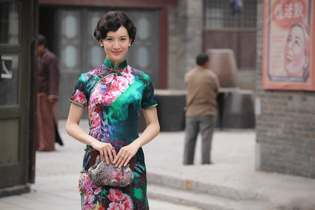 金晨气质真好俗到爆的金色旗袍穿上身却意外的好看