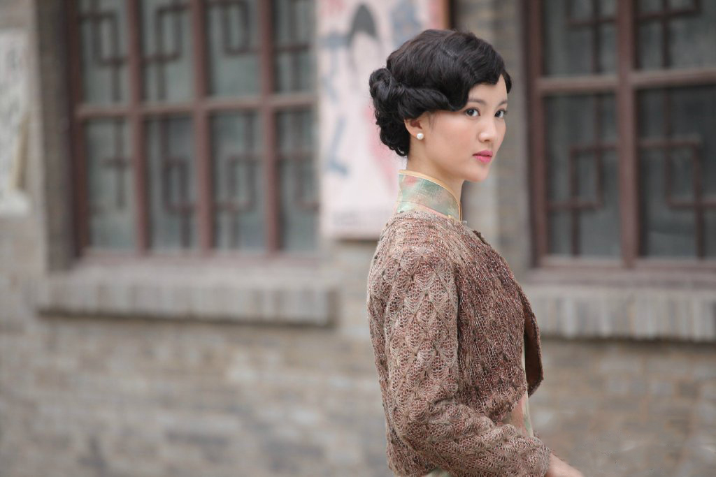 金晨气质真好俗到爆的金色旗袍穿上身却意外的好看