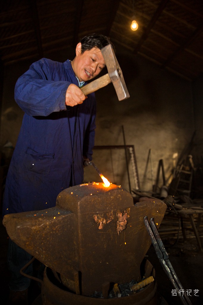 最后的打铁匠,一把铁锤无法维持生计,只有外出打工