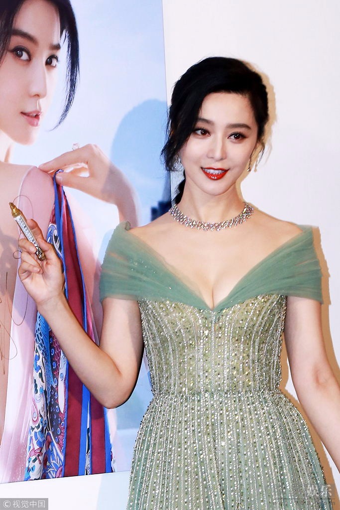 范冰冰一袭绿色深v仙裙出席活动如果可以真想和李晨一决雌雄