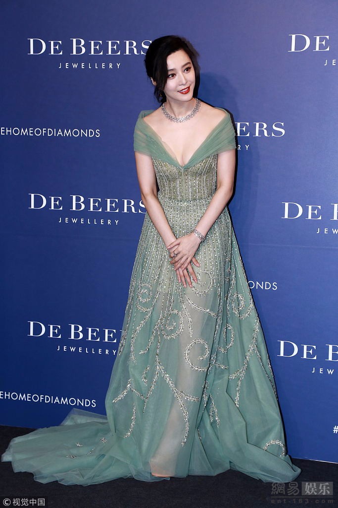 范冰冰一袭绿色深v仙裙出席活动如果可以真想和李晨一决雌雄