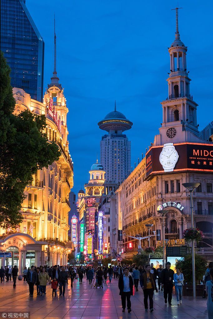 上海南京东路步行街游人如织 "中华商业第一街"霓虹璀璨!